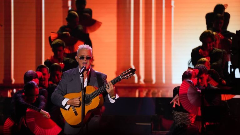 Alejando Sanz sings 'Corazón Patío' at the Latin Grammys with a very Andalusian staging