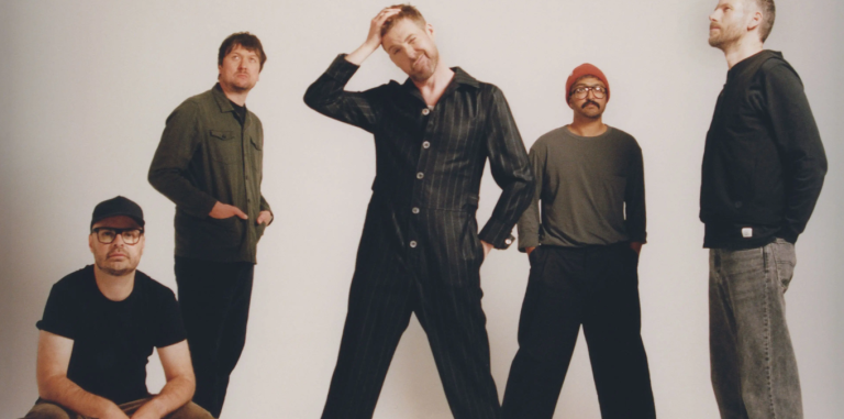 https://www.indierocks.mx/musica/noticias/kaiser-chiefs-estrena-feeling-alright/