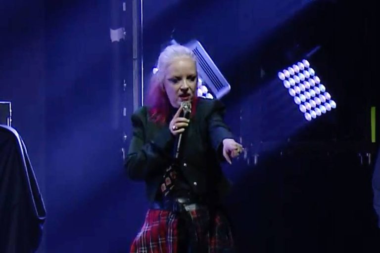 VIDEO: Shirley Manson stops fight at concert