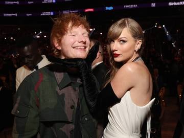 Taylor Swift reunites with friends at the 2024 Grammys: everyone wants a photo