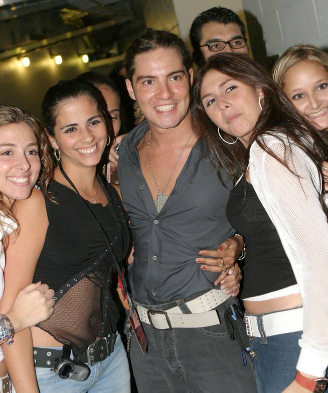 Meeting of David Bisbal with his fans in 2004.