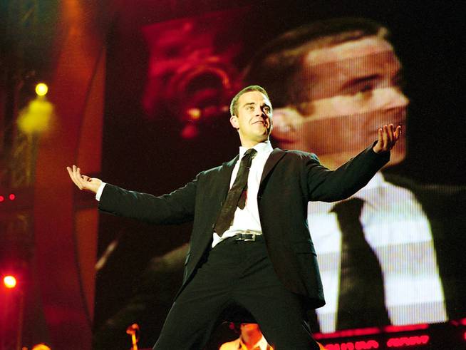 A photo of Robbie Williams in 2000