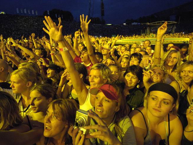 Robbie Williams fans at his Munich concert in 2000