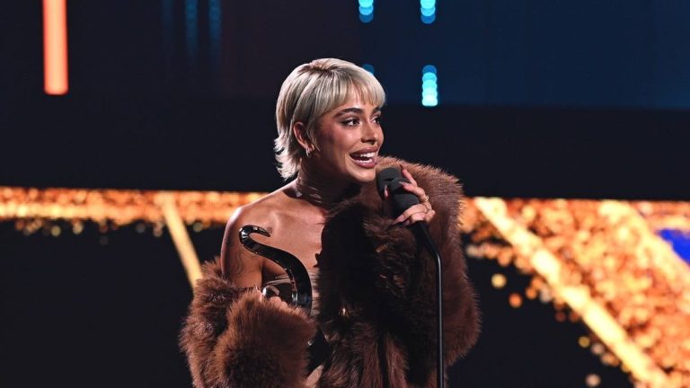 Tini collecting her Lo Nuestro Award: "Once in a while it's good to have your heart broken"