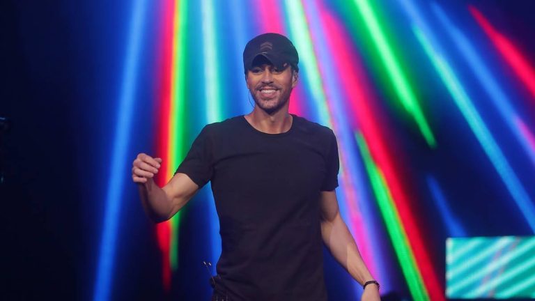 Enrique Iglesias, conquering the Anglo public with 'Space In My Heart' with Miranda Lambert