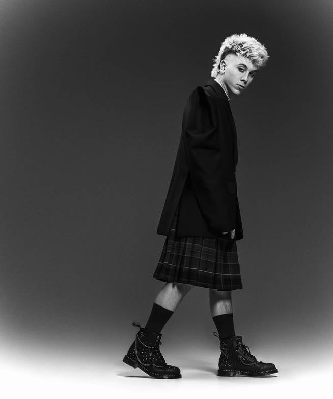 Walls, in a promotional image for his album Luna 18.