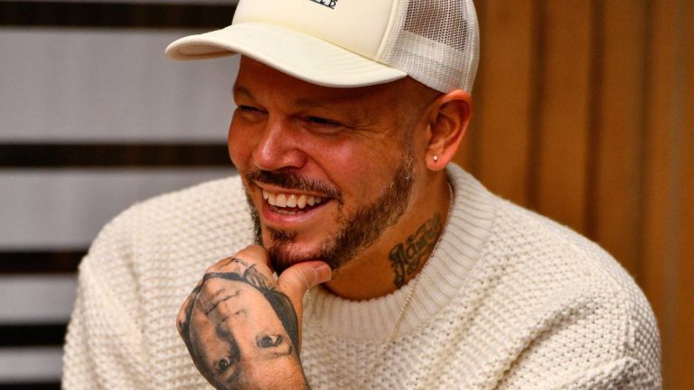 Residente, more tired than ever, announces his new (and last?) album with the participation of Najwa Nimri