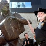 statue willie nelson vandalisée