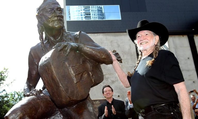 statue willie nelson vandalisée