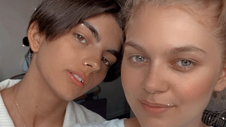 Louane and her little sister Louise pose for the singer's Instagram account, in July 2020