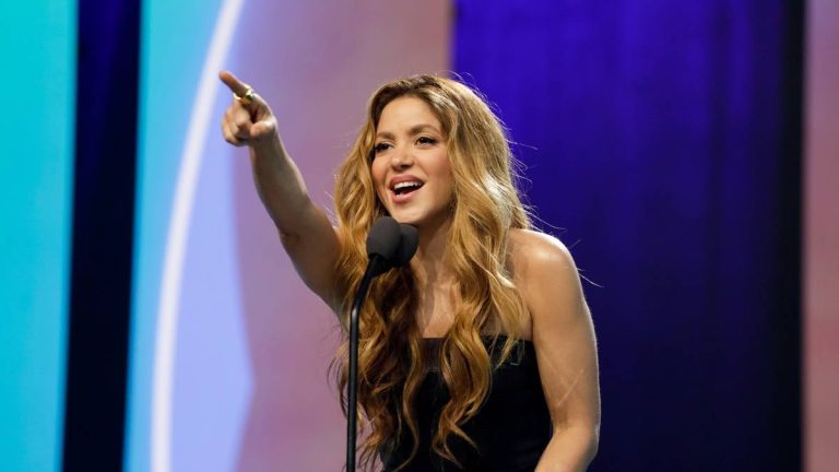 Shakira's stellar appearance at the Grupo Frontera concert leaves a preview of her next song, 'Entre parentheses'