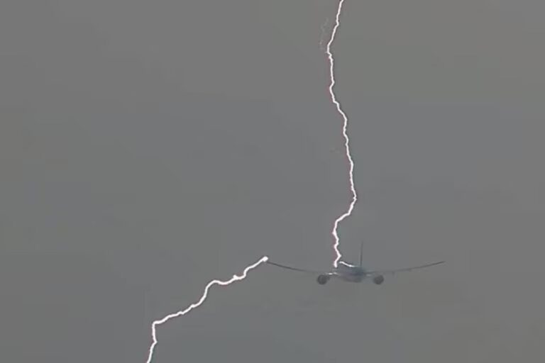 A-Plane-Struck-By-Lightning