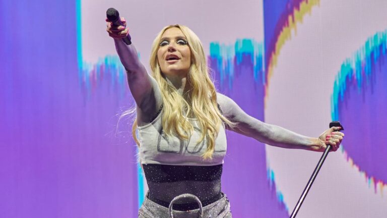 Kesha Joins Charli XCX and Troye Sivan on Stage to Perform 'Tik Tok'