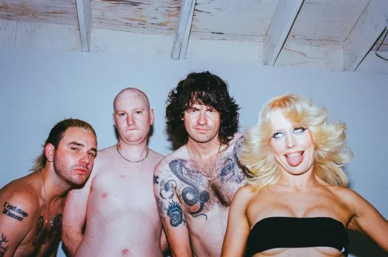 AMYL AND THE SNIFFERS esce ‘Cartoon Darkness’: uno squirter può essere dei genitali di chiunque