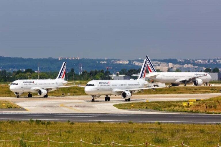 Flight turns back after a passenger refers to the steward as a waiter