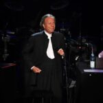 Julio Iglesias could leave music and the stage due to mobility problems, according to 'Socialité'