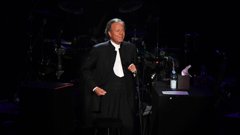 Julio Iglesias could leave music and the stage due to mobility problems, according to 'Socialité'