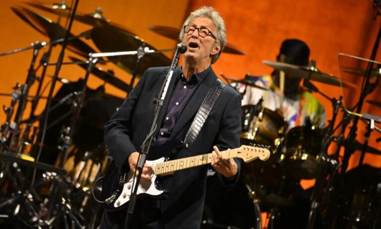 Eric Clapton Robbie Robertson hommage