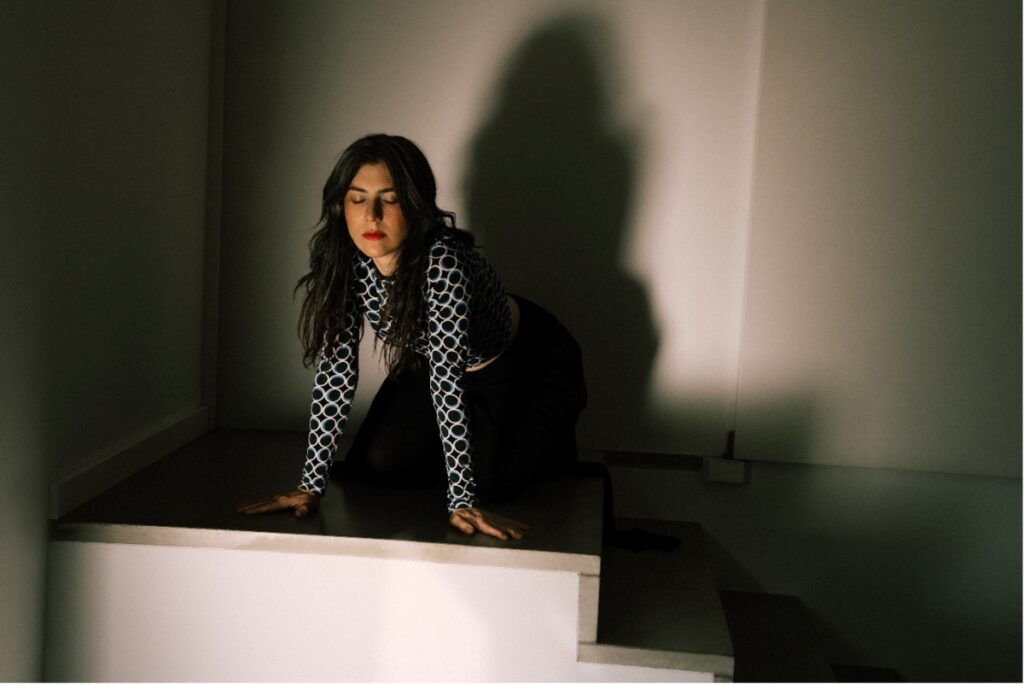 Julia Holter immerses us in “The Laugh Is in the Eyes”