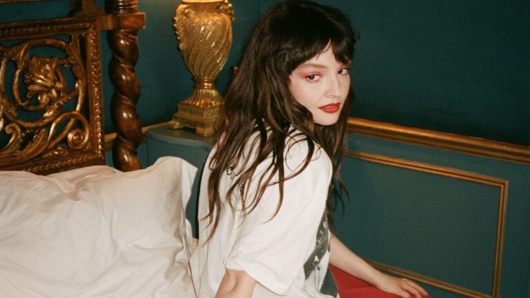 Lauren Mayberry premieres “Crocodile Tears”