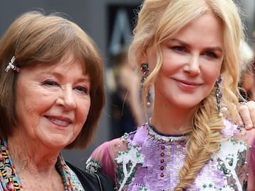 Nicole Kidman leaves a letter as she runs out of the Venice Film Festival after hearing the news of her mother's death