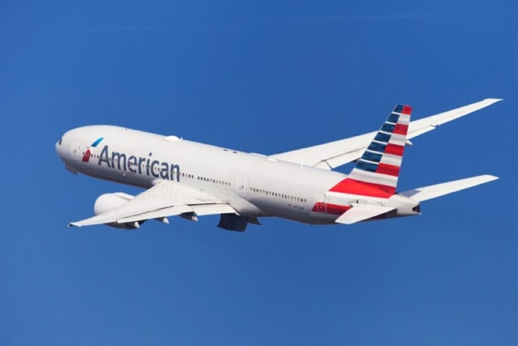 American Airlines Boeing 777-200ER Banking