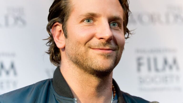 Bradley Cooper, singer: the protagonist of 'A Star is Born' turns 50