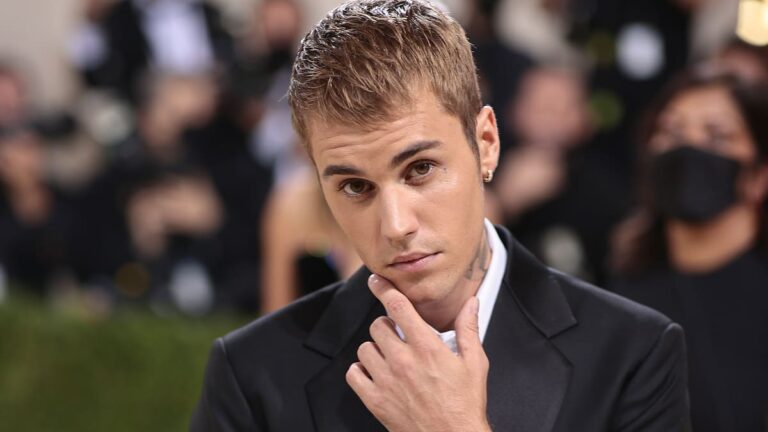 Justin Bieber leaves a message to Rihanna through his social networks