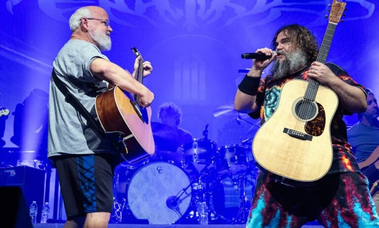 Tenacious D live