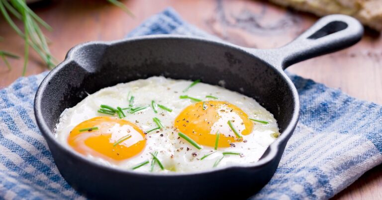 The best oil to cook eggs and keep their nutrients